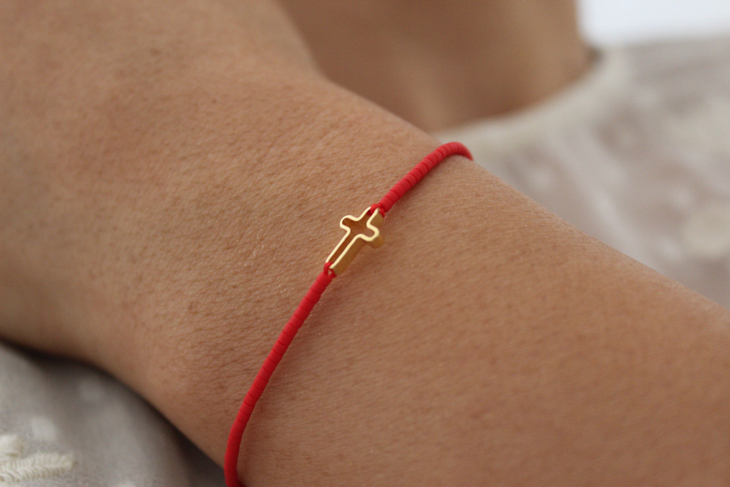 Pulsera Miyu Cruz Cali Vol, un símbolo de fe para el día a día
