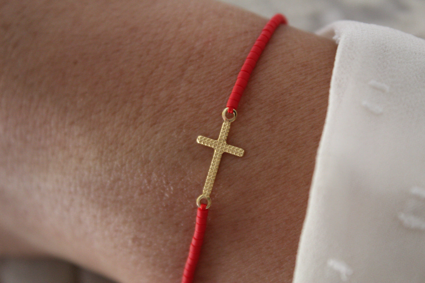 Pulsera Miyu Cruz Tex, fe en un diseño delicado