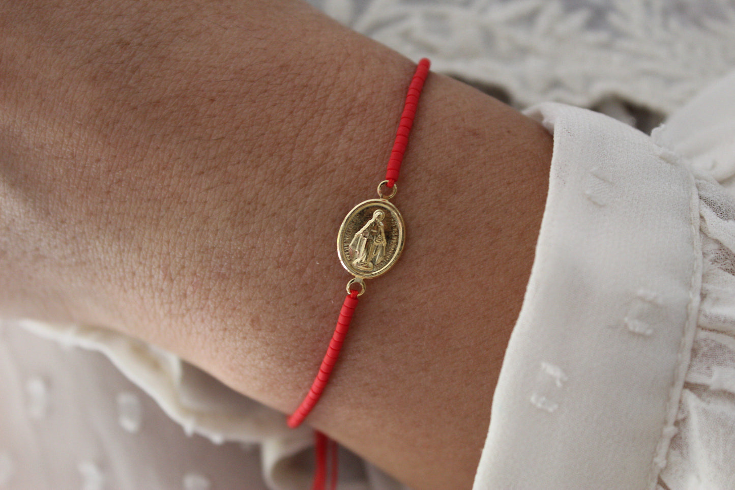 Pulsera Miyu Virgen de los Rayos II, fé y protección en un detalle especial