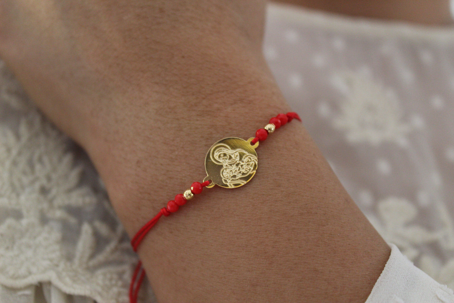 Pulsera Virgen de la Leche Rojo C, un símbolo de amor maternal y esperanza