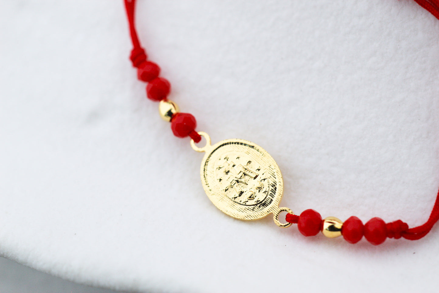 Pulsera Virgen de los Rayos Rojo C II, fe que acompaña cada paso