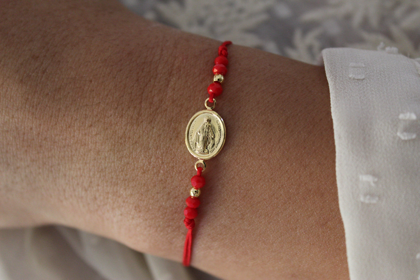 Pulsera Virgen de los Rayos Rojo C II, fe que acompaña cada paso