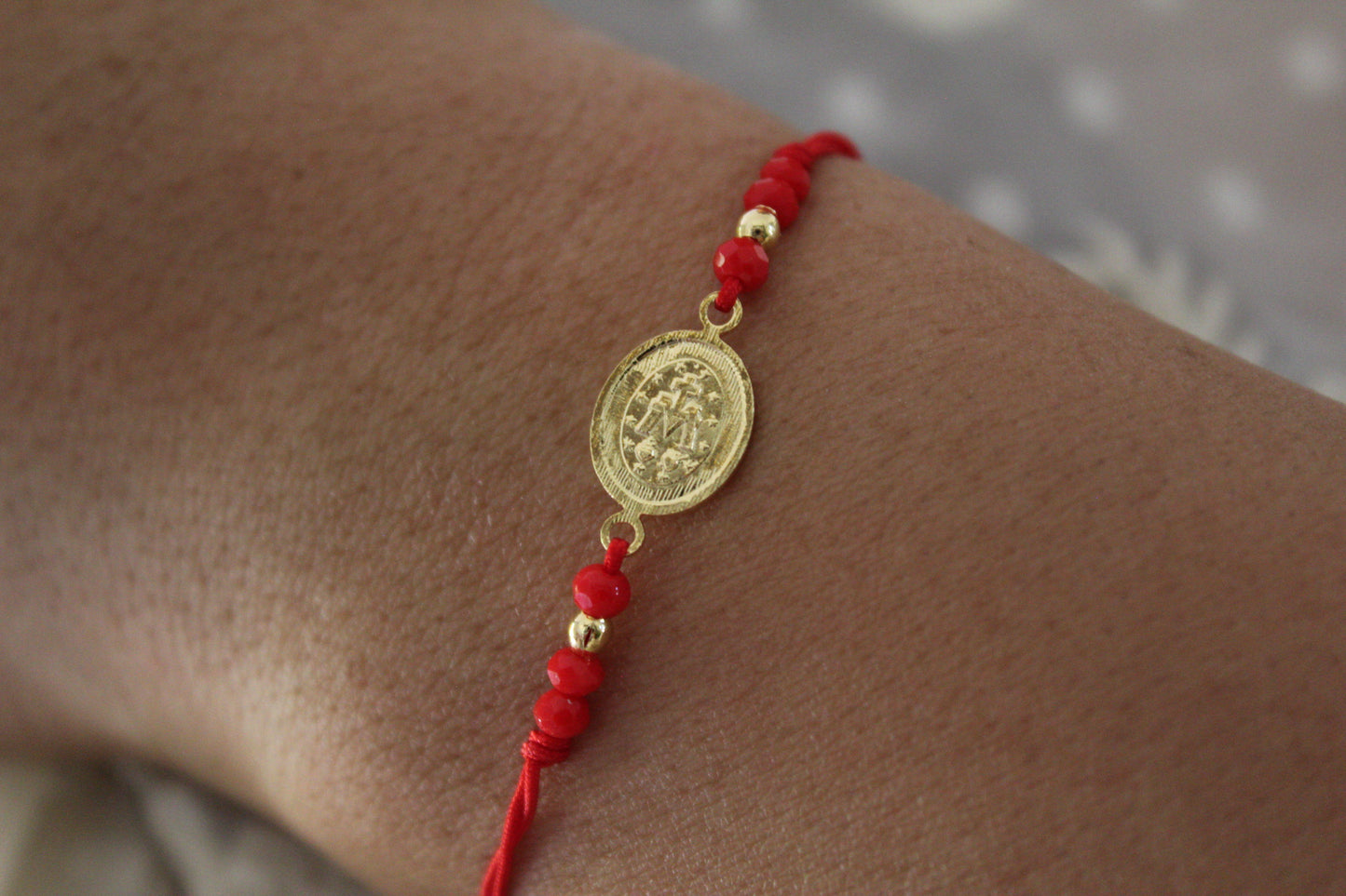 Pulsera Virgen de los Rayos Rojo C II, fe que acompaña cada paso