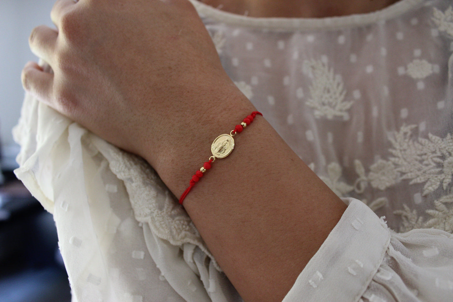 Pulsera Virgen de los Rayos Rojo C II, fe que acompaña cada paso